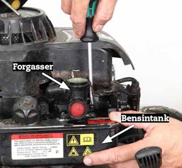 Forgasseren og bensintanken skal frigjøres fra hverandre Forgasseren og bensintanken skal frigjøres fra hverandre